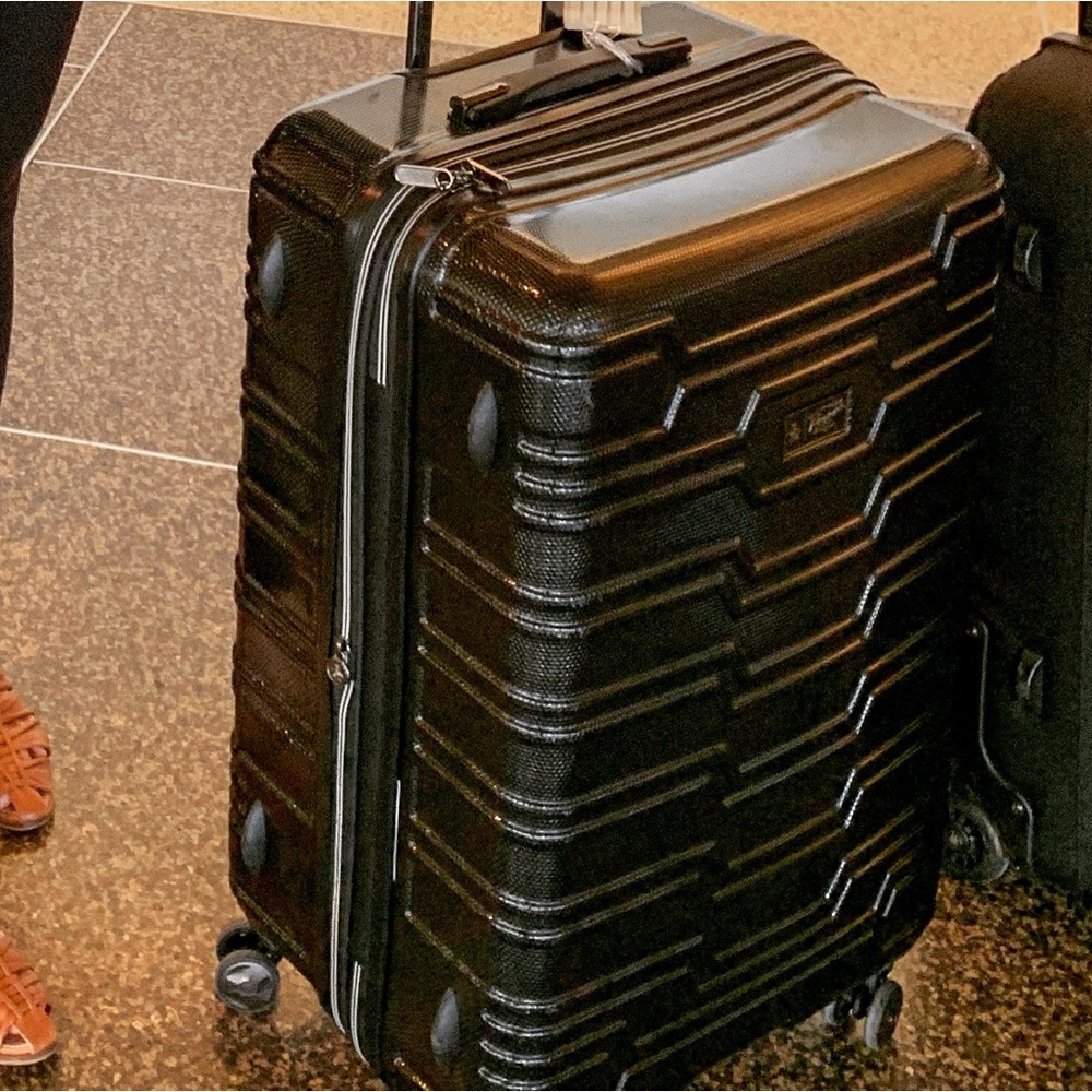 Mid sized suitcase - travel carry on